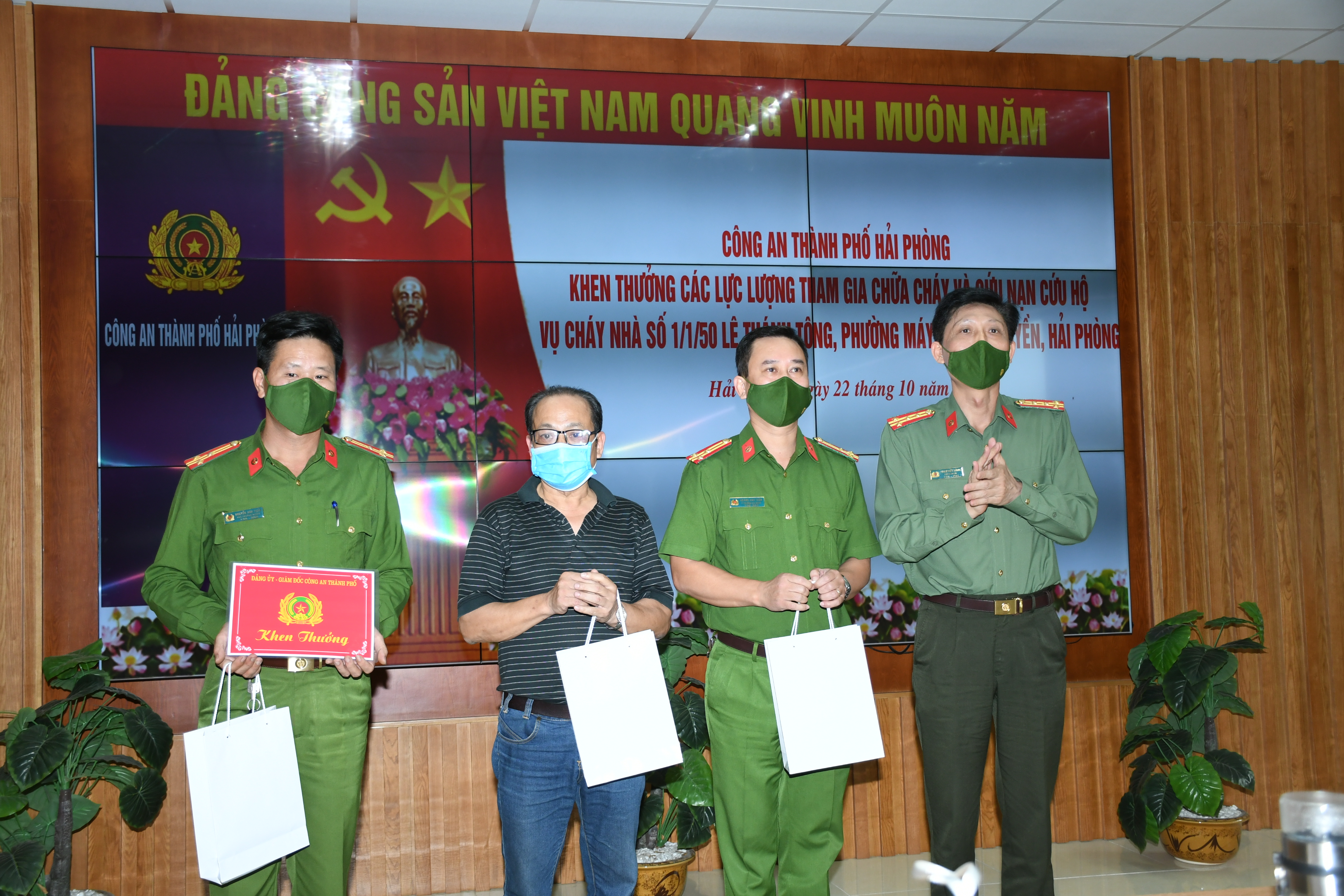 Biểu dương, động viên người dân và lực lượng chữa cháy đã cứu 5 người trong đám cháy xảy ra ở phường Máy Tơ